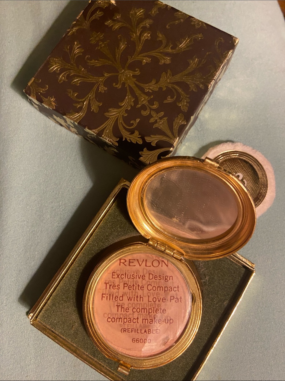 Revlon Très PetiteCompact Blush — Soft Pink with Gold Embossed Ronde Case